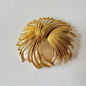 🎁5/$25 Vintage Monet Signed Mirador Gold Tone Fireworks Brooch